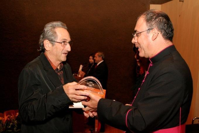 Carlos Mesa recibe el reconocimiento Talento Bolivarinao de manos de Mons. Luis Fernando Rodríguez.
