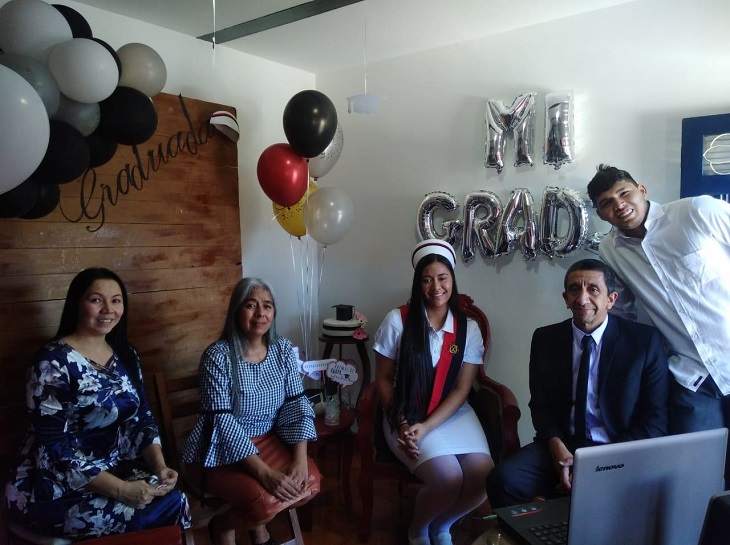  Zayra Daniela Correa Londoño, graduada de Enfermería. En celebración con su familia el día de su grado, miércoles 20 de mayo.