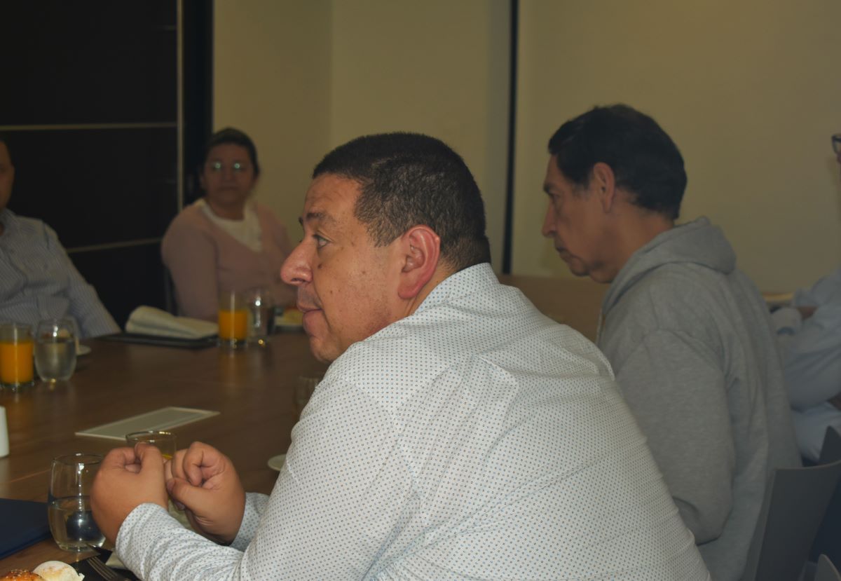Foto hombre en reunión mesa redonda