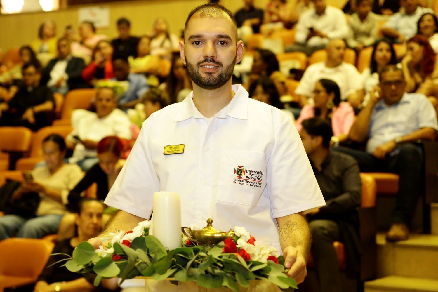 hombre enfermero graduado