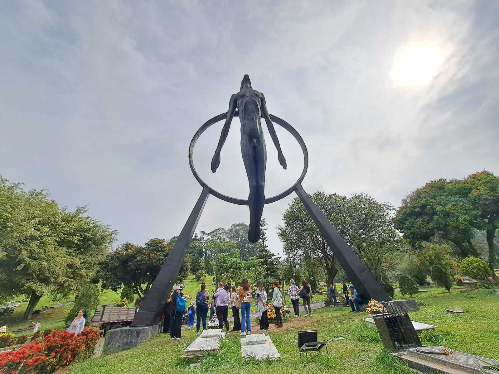 Escultura del cementerio Campos de Paz