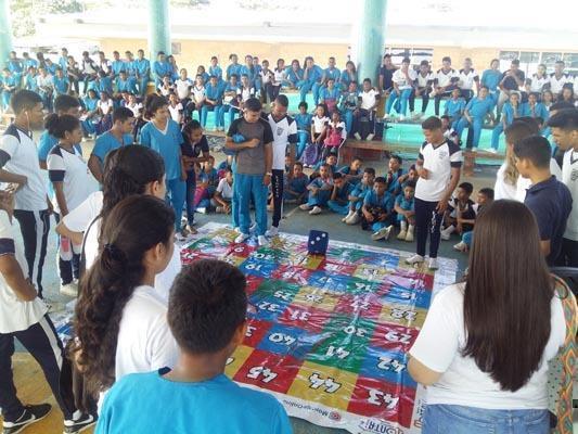 Estudiantes de la  Institución Educativa Guillermo Valencia, de Cereté, activaron su opción por la vida a través del juego de escaleras y serpientes