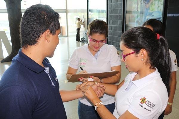 Estudiantes de psicología dieron a conocer la campaña en el Centro comercial Buenavista, de Montería.