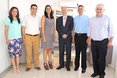 Rita Buendía, coordinadora de Mercadeo; Roger Goez Gutiérrez, vicerrector Académico; Ana Karina Romero Severiche, coordinadora de Transferencia de la UPB; Nayib Cristo Suárez; Rector Presbítro Jorge Bedoya y Ernesto Vergara, Secretario de Competitividad