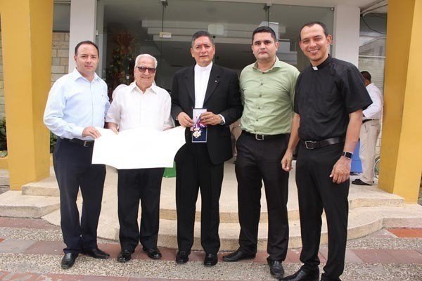 Víctor Valle Quiroz, vicerrector de Asuntos Administrativos y Económicos; Jaime Caballero García, asesor jurídico; Pbro. Jorge Alonso Bedoya Vásquez, rector; Roger Góez Gutiérrez, vicerrector académico; Pbro. Anor Martínez Vidal, vicerrector pastoral.