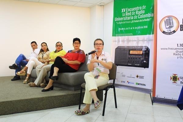 Docentes y administrativos de la UPB participaron en el panel El AM una alternativa que sigue viva en la radio del futuro. Moderó Mario Sánchez.