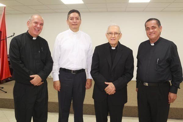 Rectores que ha tenido la UPB Montería durante sus 23 años de vida académica y jurídica.  Pbro. Orlando Rafael López Vergara; Monseñor Darío Molina Jaramillo, rector Fundador; Pbro.  Jorge Alonso Bedoya Vásquez, rector actual y Pbro. José María Hoyos.