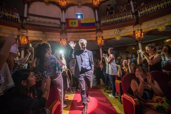 El director francés Bruno Dumont, entrando al Teatro Adolfo Mejía, durante de la gala de su tributo.