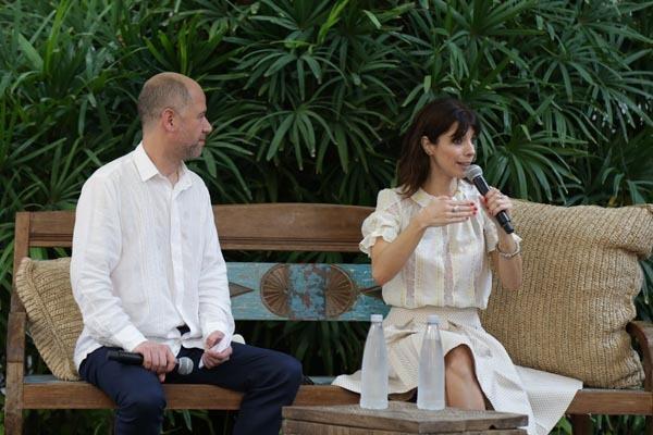 Maribel Verdú conversando con Juan Pablo Félix (Director de actores), durante la master class “La intensa magia de Maribel Verdú” en el patio central AECID.