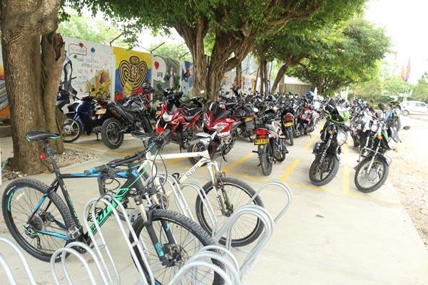 Parqueadero de motos y carros, de UPB Montería. 