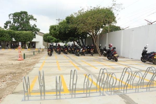 Parqueadero de motoso y bicicletas, UPB Montería