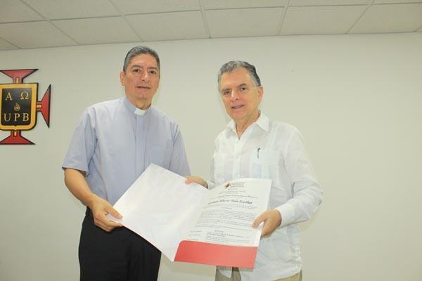 El rector de la UPB Montería, Presbítero Jorge Bedoya, entregó el reconocimiento.