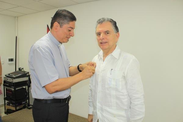 El rector de la UPB impulso el Escudo Bolivariano al abogado cordobés Germán Bula.