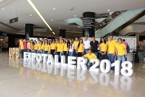 Estudiantes y docentes de Arquitectura realizan el evento académico Expotaller en el Centro Comercial Buenavista.