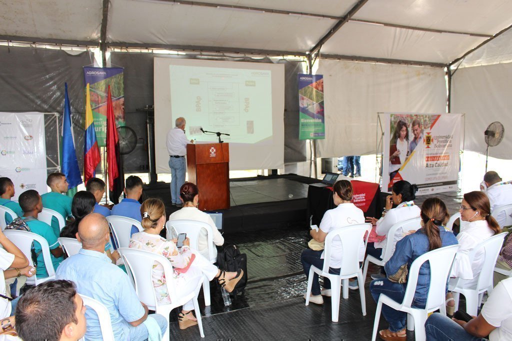 Rodrigo Efrén Vásquez Romero compartió su experiencia sobre el manejo de especie apícola como unidad productiva.