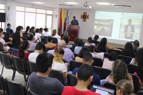 William Puche junto a estudiantes y docentes UPB.