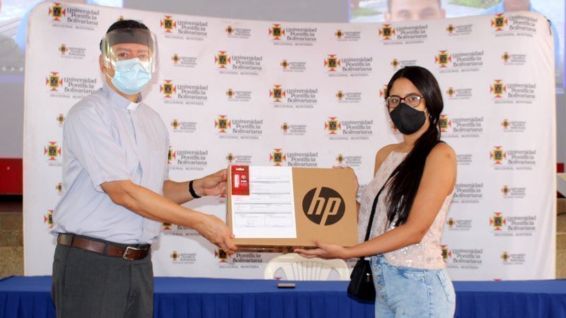 Apoyo Solidario de UPB Montería, entregó computadores y planes de datos a estudiantes