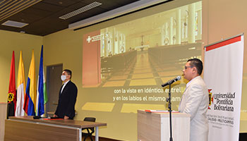 Padre Jorge Alonso Bedoya y presentador en el evento