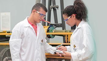 Estudiantes del programa de Ingeniería Mecánica en laboratorio.