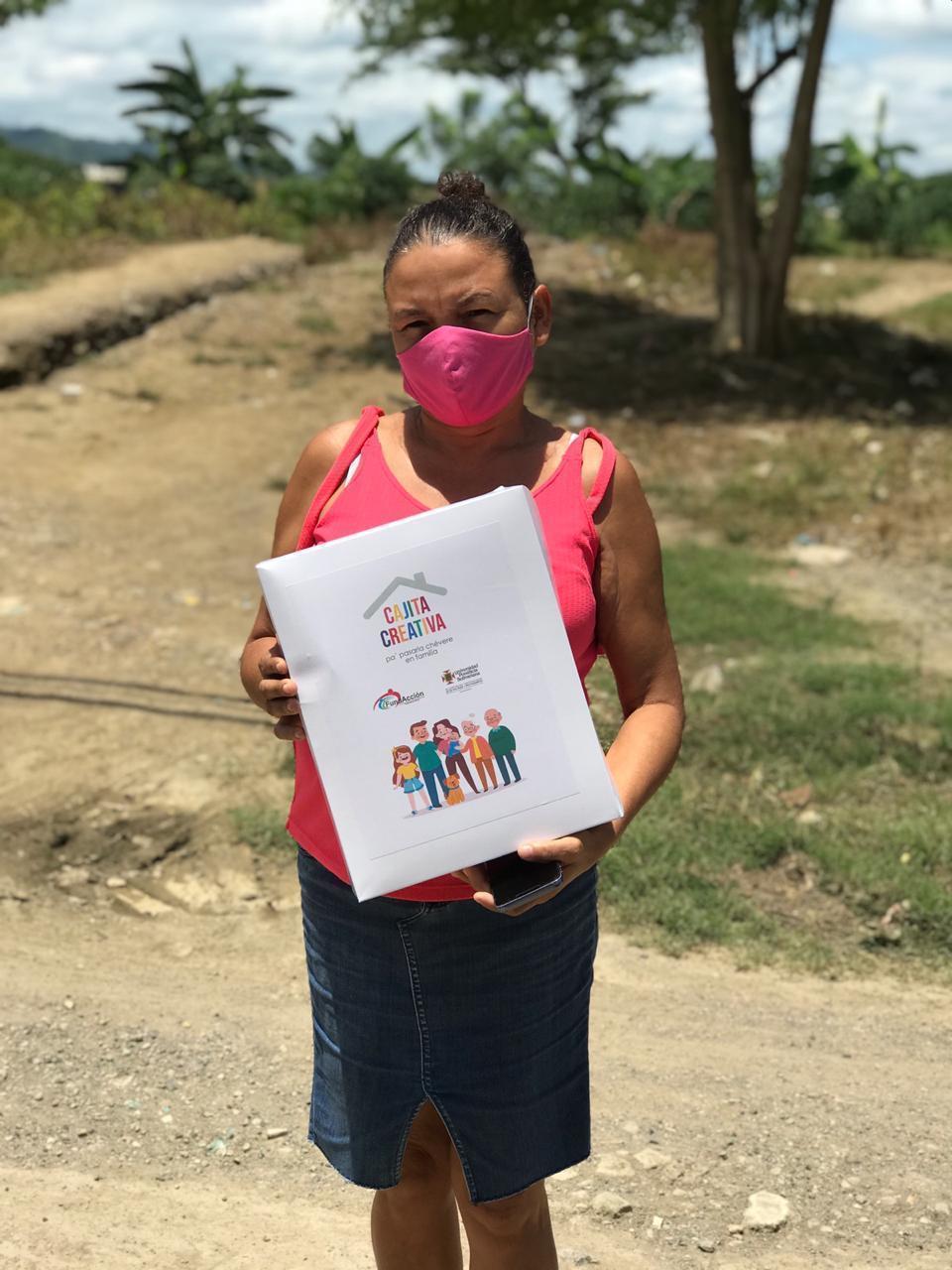 En este proyecto se contempla entregar cuatro cajas, cada una con una actividad diferente para desarrollar en familia, una de ellas ya fue entregada a 10 de las familias seleccionadas por FundAcción, en el marco de este laboratorio social.