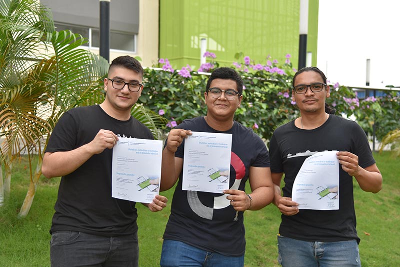 Los estudiantes Hernán Darío Ruiz, Samuel Enrique Serrano y el docente Rubén Torres Sena del Programa de Arquitectura 