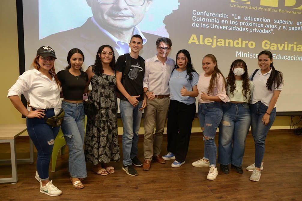 Ministro de Educación Alejandro Gaviria con estudiantes de la Seccional Montería