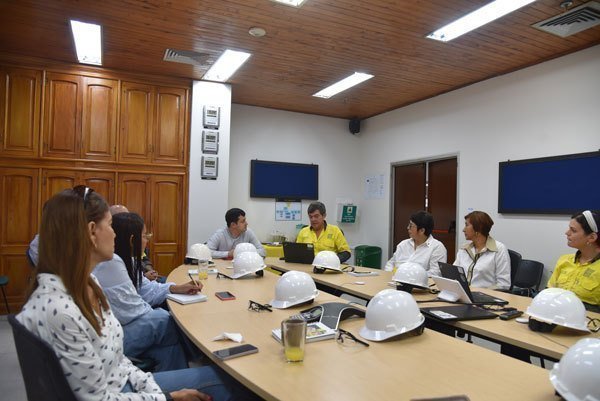 El rector de UPB Montería, Juan Camilo Restrepo Tamayo, visitó la compañía Cerro Matoso