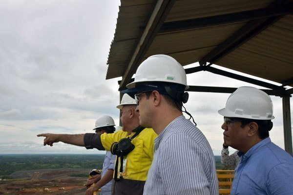 El rector de UPB Montería, Juan Camilo Restrepo Tamayo, visitó la compañía Cerro Matoso