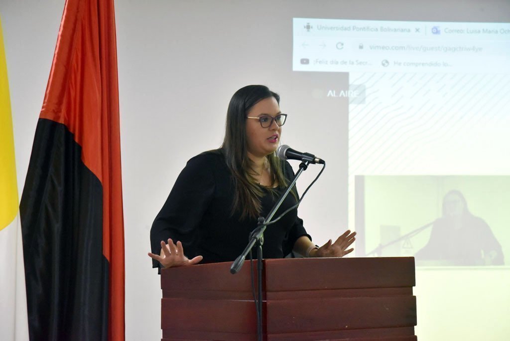 La docente Daniela Orozco mediante su intervención en el acto inaugural del V Encuentro Interno de Semilleros de Investigación Multicampus