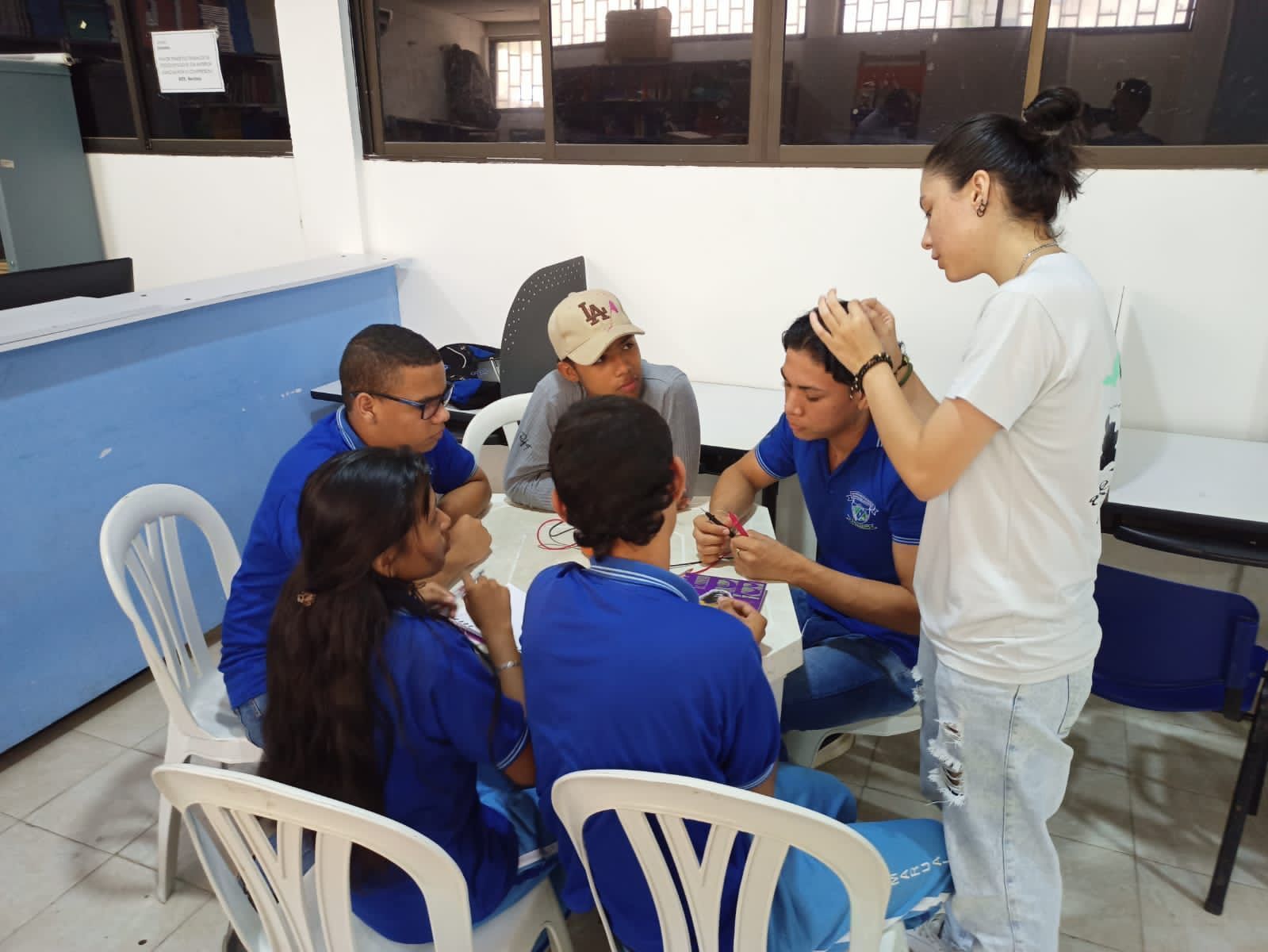 Estudiantes de la Institución Educativa Manuel Ruíz aprendiendo a usar un multímetro