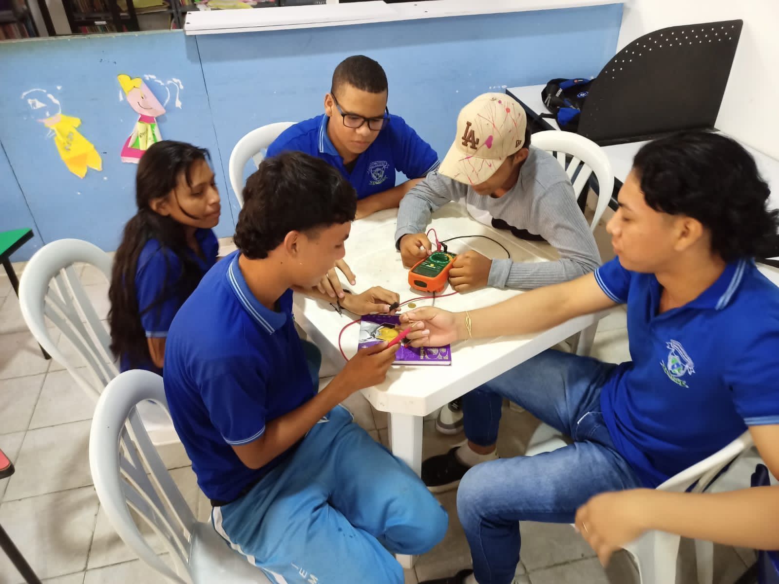 Estudiantes de la Institución Educativa Manuel Ruíz aprendiendo a usar un multímetro