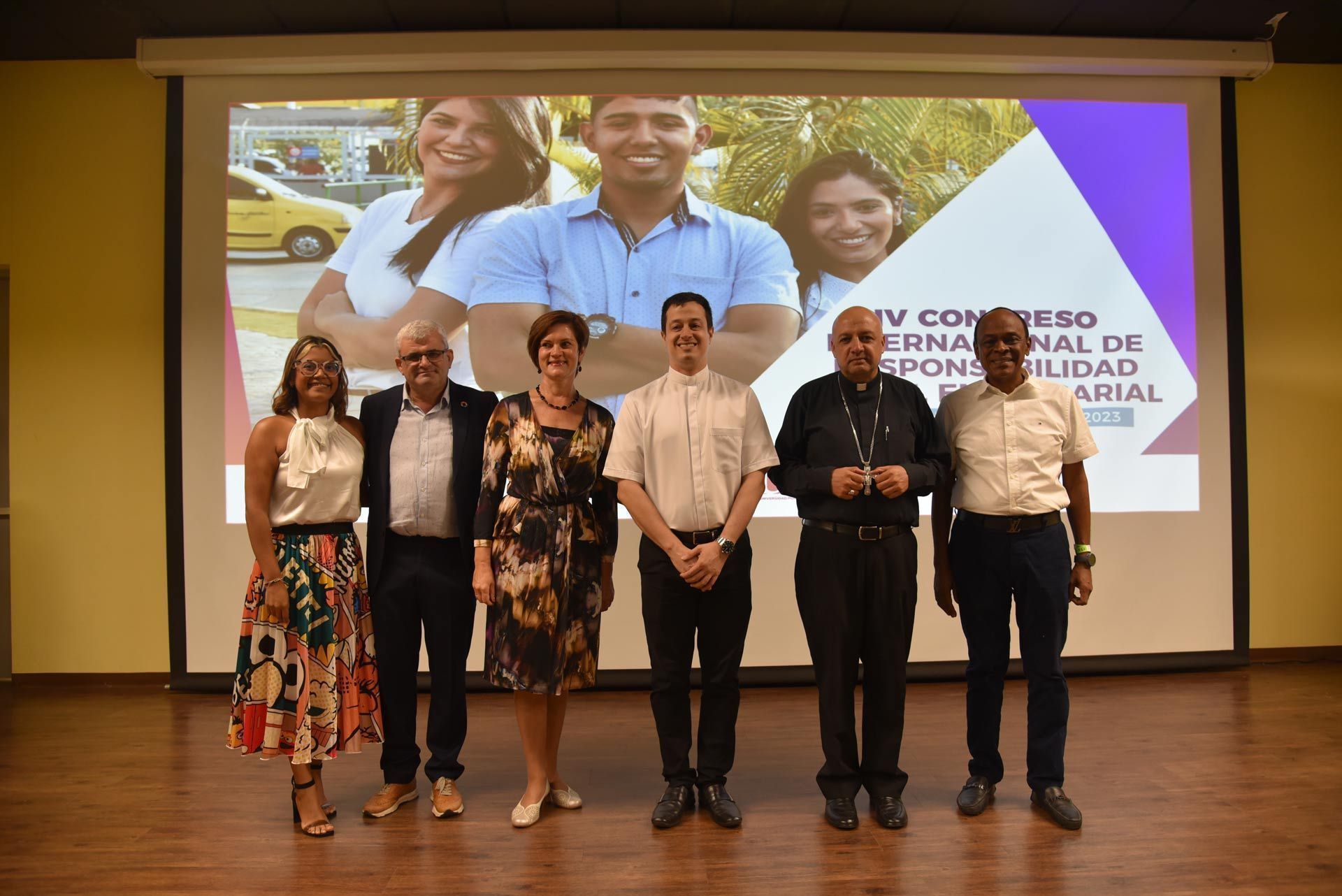 De izquierda a derecha, ponentes congreso, rector UPB Montería, Mons. Farly Betancur, pdte. Junta Directiva CORDUPAZ y Víctor Teherán Reales, Director Universidad Católica Luis Amigó.