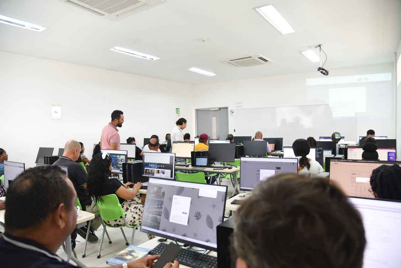 Docentes del Bajo Cauca durante sus clases de manejo en TIC