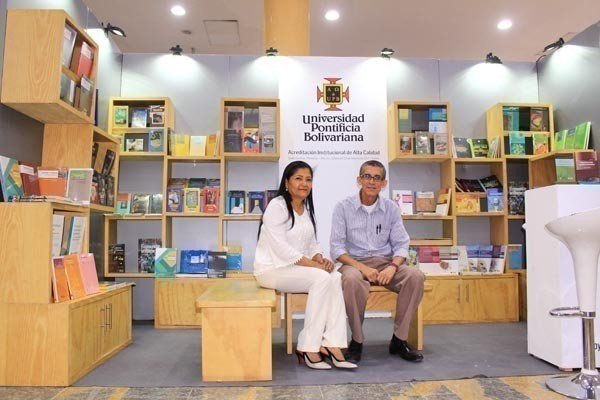 María Ramos Cantero, jefe de Biblioteca de la UPB Montería y Rigoberto Castrillón Villa, asistente administrativo en la editorial y librería de UPB Medellín.
