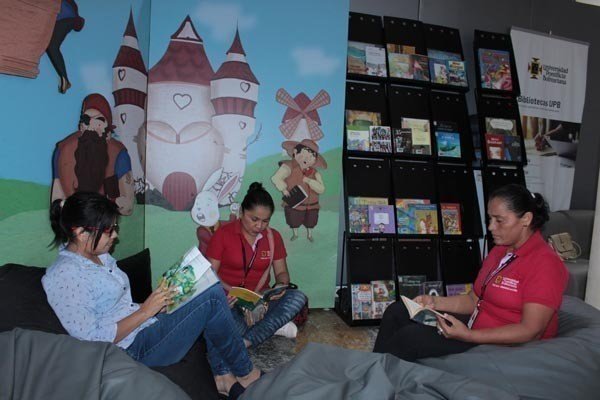 La UPB ofrece a los visitantes de la Feria del Libro un cómodo y confortable espacio de lectura.