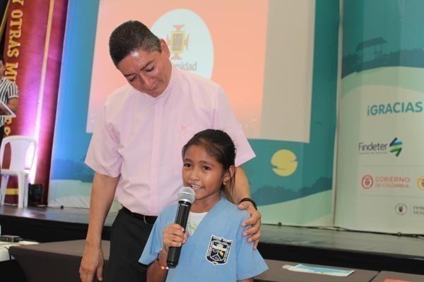 La niña Dary Luz Cárdenas Narváez, de la Institución Educativa Juan XXIII de Montería, ganó el primer puesto del concurso con el cuento titulado “La Iguana que quería ser feliz”