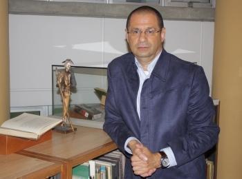 docente nicolás molina en la biblioteca