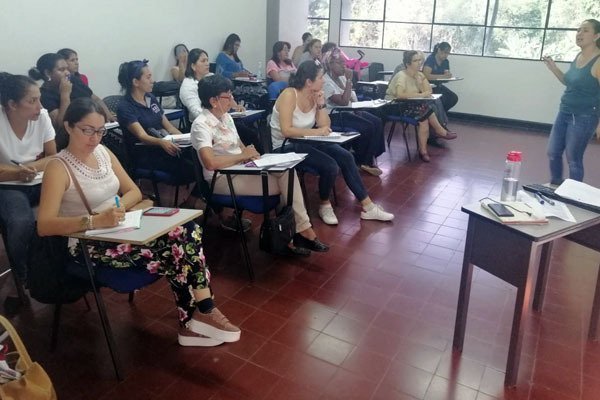 Recibiendo los talleres de formación en la UPB 