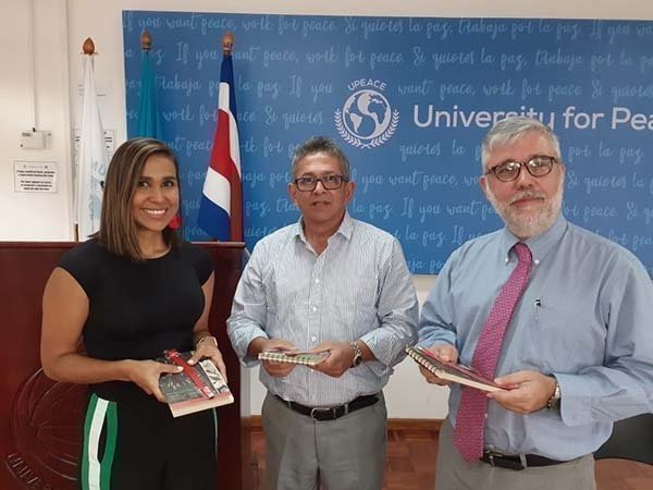 De izquierda a derecha: Karen Acosta, coordinadora, Oscar Iván Herrera, docente UPB y el Decano de la UPEACE, Juan Carlos Sainz Borge 