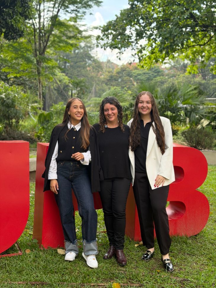 Nicoll Gómez e Isabella Dávila, auxiliares de investigación en el proyecto.