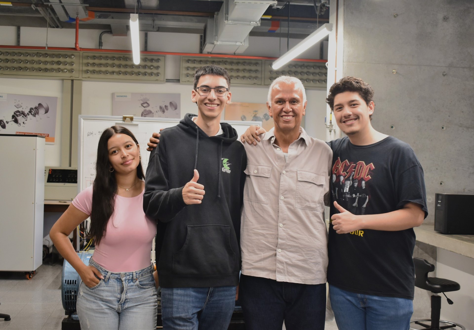 Estudiantes del pregrado de ingeniería eléctrica en las instalaciones del bloque 11 de laboratorios de la UPB