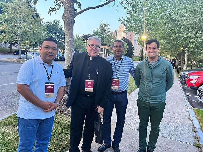 Izquierda a derecha: Pbro. Gustavo Méndez Paredes, rector UPB Bucaramanga, Pbro. Mark Andrew Lewis SJ, rector de la Pontificia Universidad Gregoriana, Roma, Pbro. Raúl Jordán Balanta, rector Palmira,y el Pbro. Juan Camilo Restrepo Tamayo, rector UPB Monte