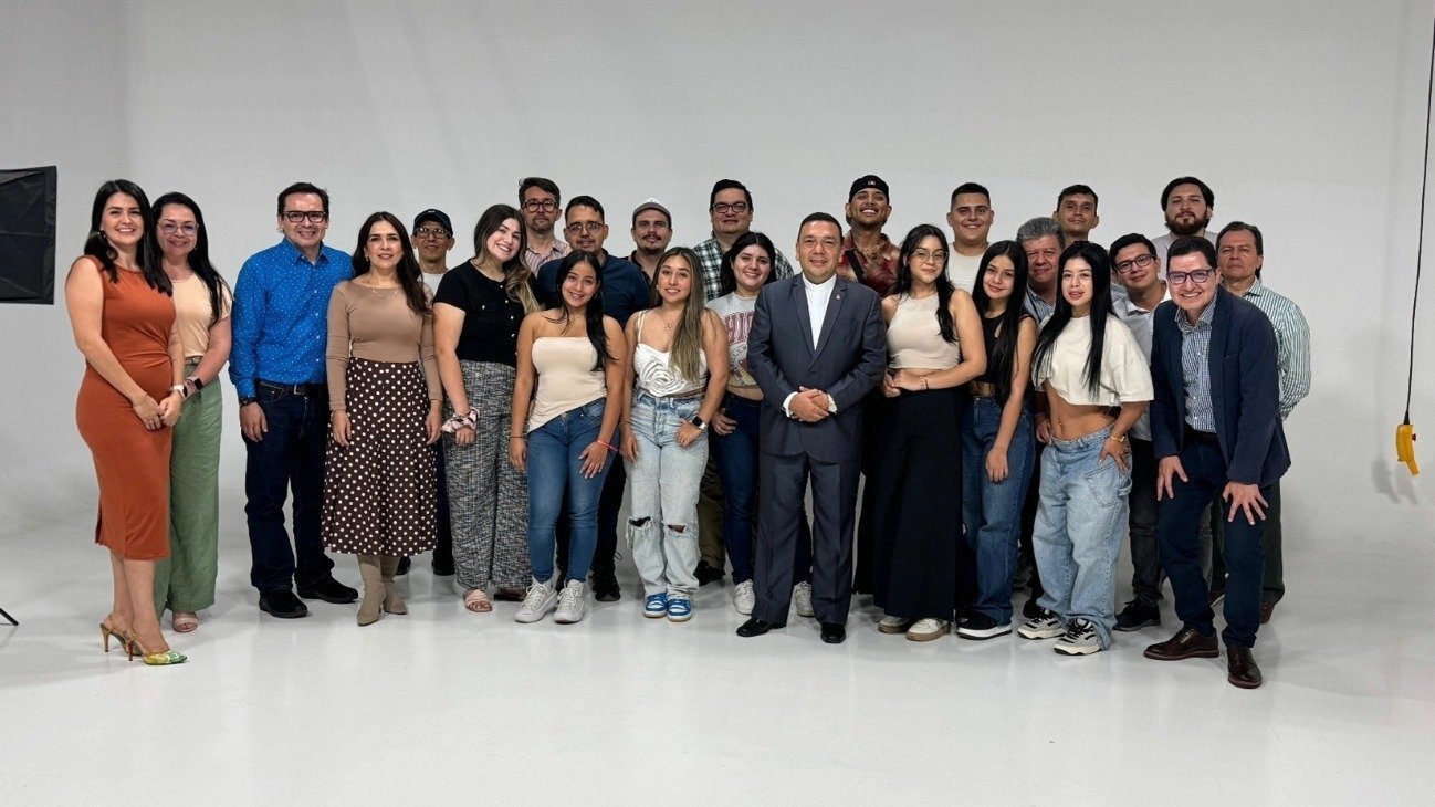 ESTUDIANTES EN LA APERTURA DEL TEC