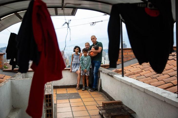 La llegada a Medellín de la familia Salazar Barboza fue una de las historias contadas por el trabajo de los periodistas universitarios. Foto por: Alex Kormann, Catie Dull