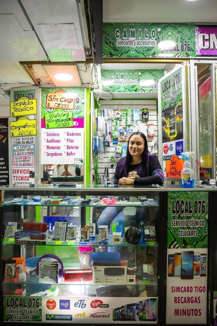 El especial multimedia recoge, entre otras, historias de personas y familias venezolanas que lograron encontrar un modo digno de vida en Medellín. Una de ellas es Linelvy Rivas, comerciante del Centro de la ciudad. Foto: Nash Consing