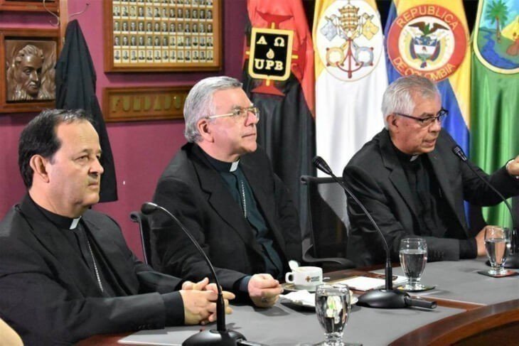 Monseñor Luis Mariano Montemayor (centro) con el Arzobispo de Medellín y Gran Canciller, Mons. Ricardo Tobón (izquierda) y el Rector General, Pbro Julio Jairo Ceballos (derecha)