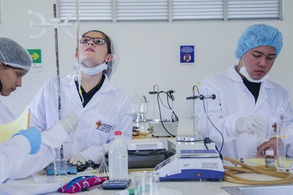 Grupo de investigación en laboratorio Palmira