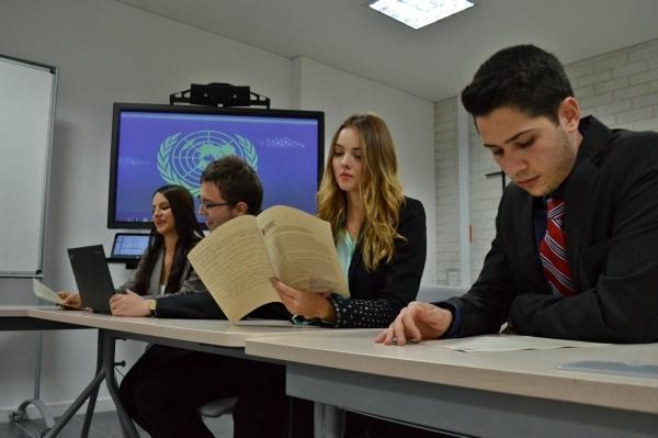 Estudiantes simulando un modelo de la ONU