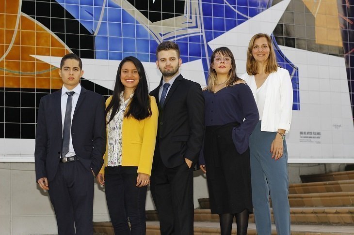 Estudiantes con la profesora