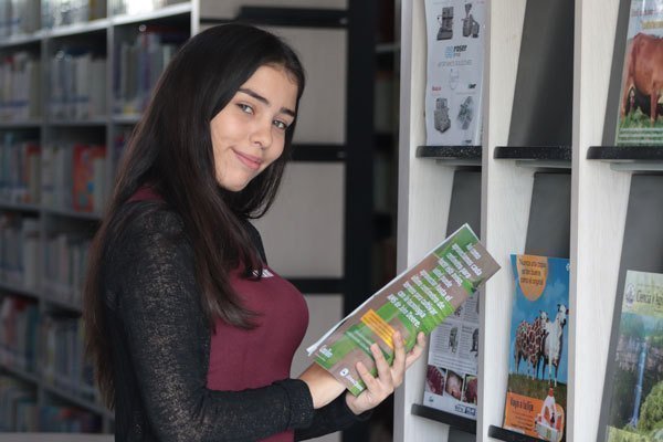 Estudiante consulta material bibliográfico en Biblioteca de UPB Montería